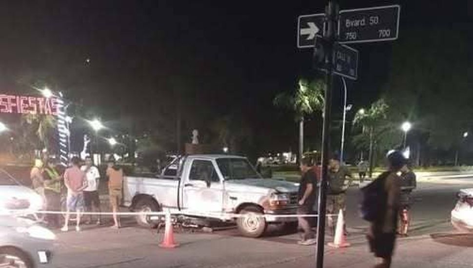 Grave accidente entre una camioneta y una moto en la ciudad de Colón