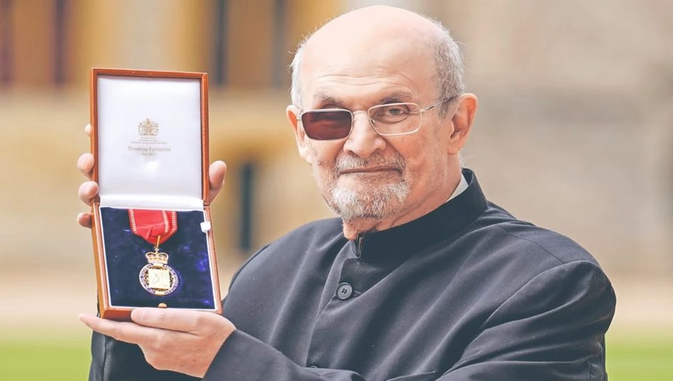 El escritor británico Salman Rushdie volvió a escribir