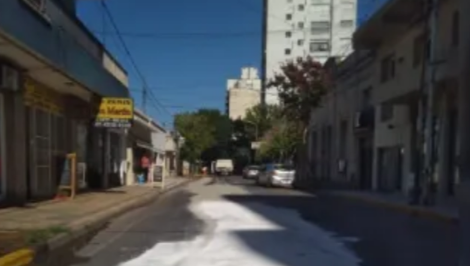 Derrame de gasoil en pleno centro; varios motociclistas sufrieron caídas