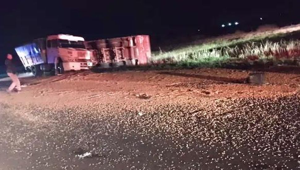 Accidente entre un automóvil y un camión en la Ruta N° 32