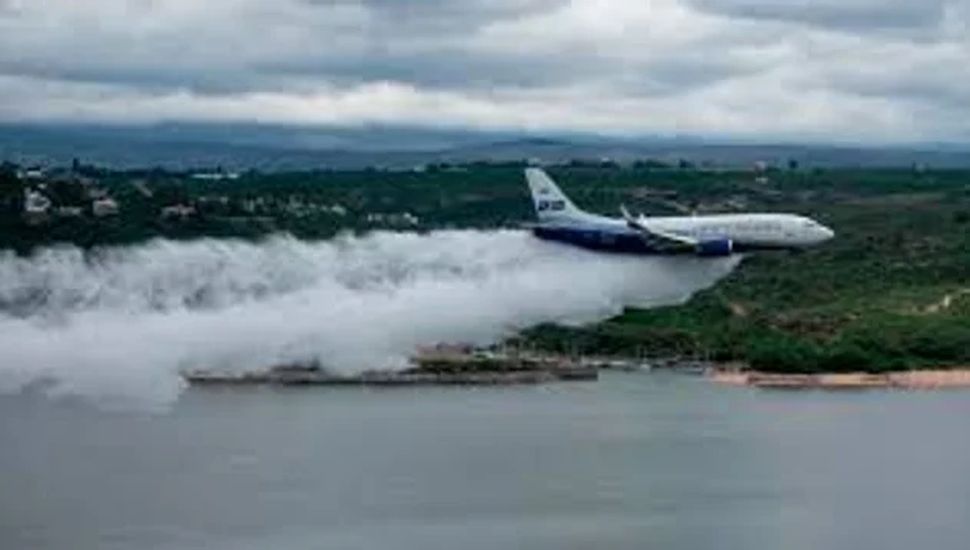 Un boeing 737-800 realizó un vuelo rasante sobre el lago San Roque