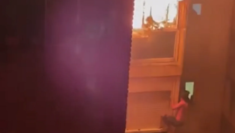Video: así se colgó de una ventana un estudiante para salvarse de un incendio en Córdoba
