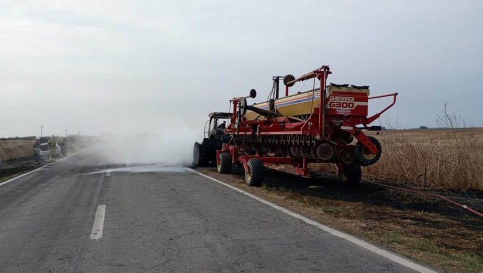 Un tractor se incendió sobre la Ruta Provincial Nº 50