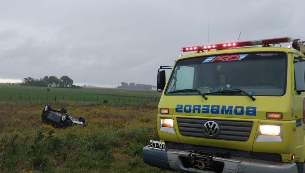 Cuatro personas resultaron heridas tras el vuelco de un auto en Ruta 46