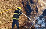 Incendio de grandes dimensiones en una planta de energía renovable