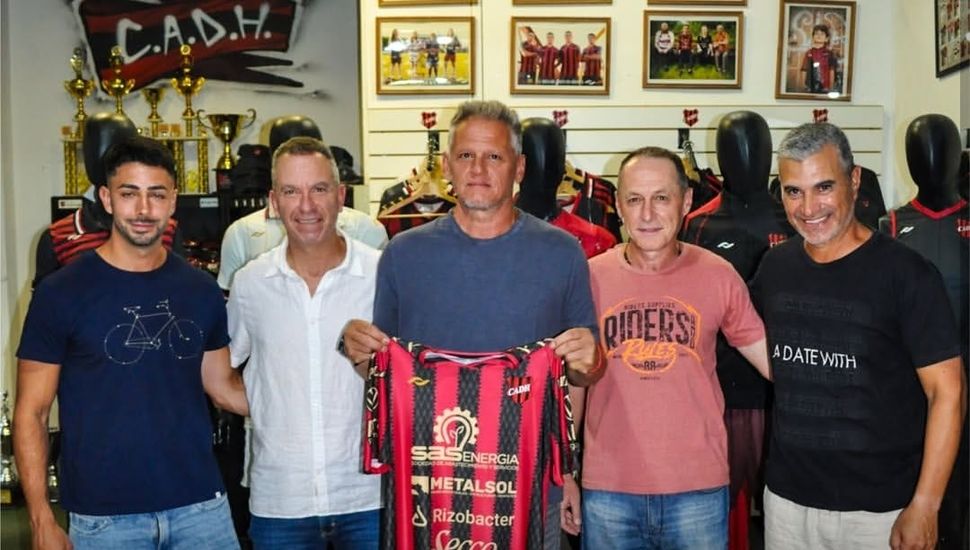 Sebastián Cejas renovó como DT de Douglas para la temporada 2026