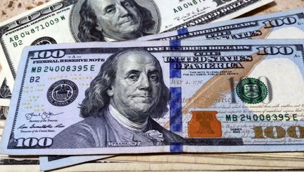 Tensión cambiaria: el dólar blue llegó a $338