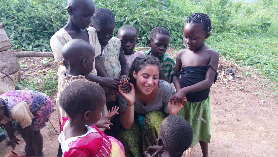 Una pergaminense viajó a Uganda por placer y se quedó para ayudar a los demás