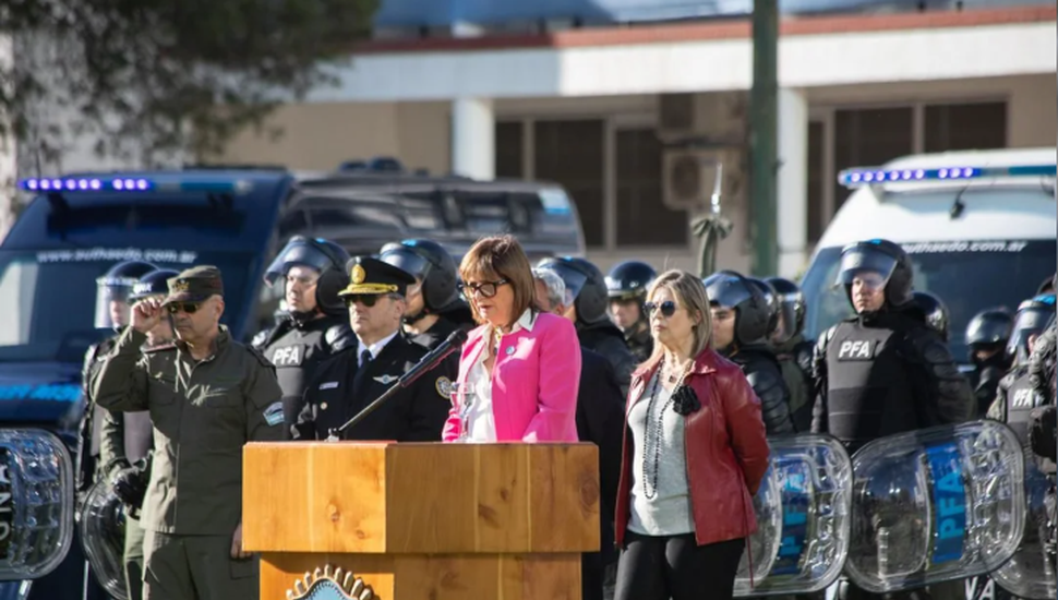 La ministra Bullrich encabezó una simulación antidisturbios y entregó equipamiento a las fuerzas federales