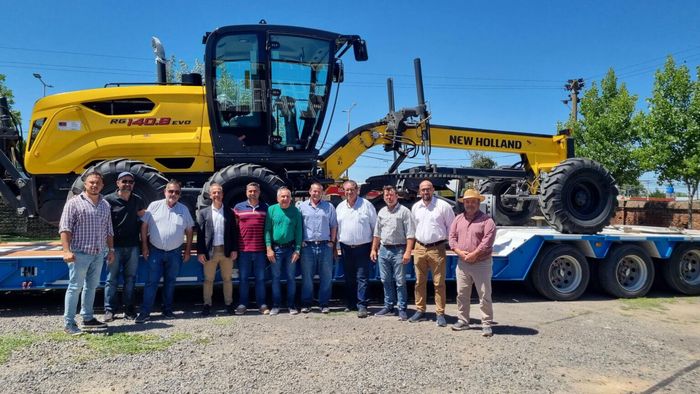 La localidad de Manuel Ocampo recibió una motoniveladora