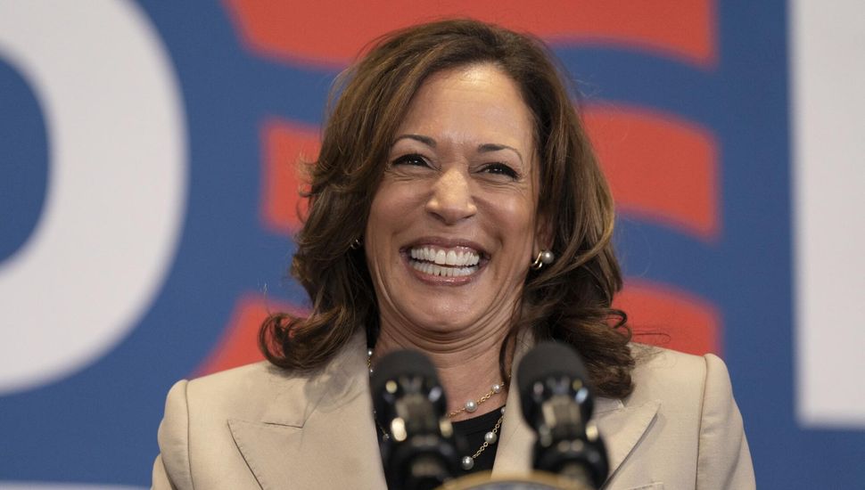 A un mes de las elecciones, Harris y Trump están parejos según los sondeos