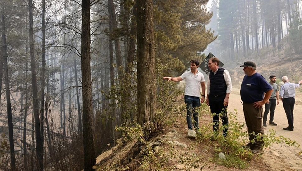 Santilli recorrió las zonas afectadas por incendios en Chubut