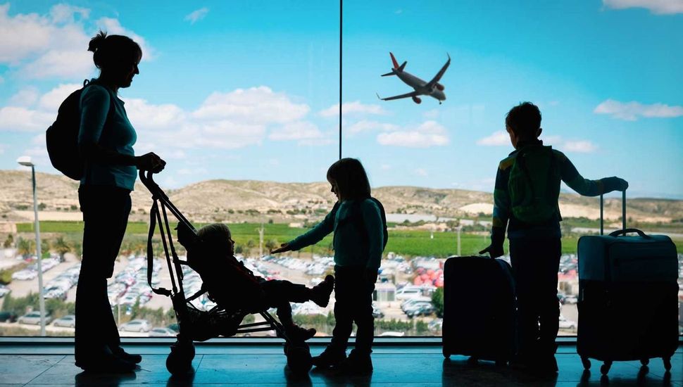 Viajes al exterior con chicos: agilizan el trámite para permitir su salida