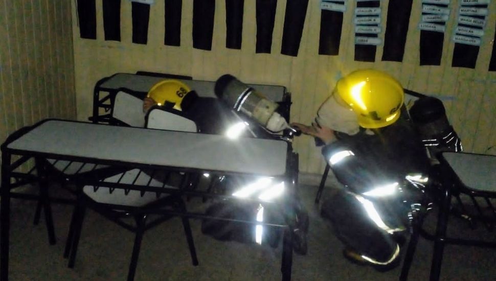 Bomberos de Rojas hicieron un simulacro de búsqueda y rescate en la Escuela 8