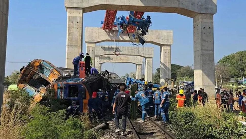 Cayó una grúa sobre un tren y dejó al menos 30 muertos y 67 heridos