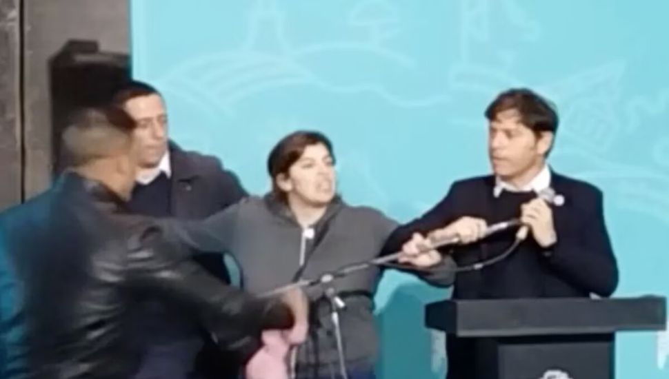 Momento de tensión en un acto de Kicillof