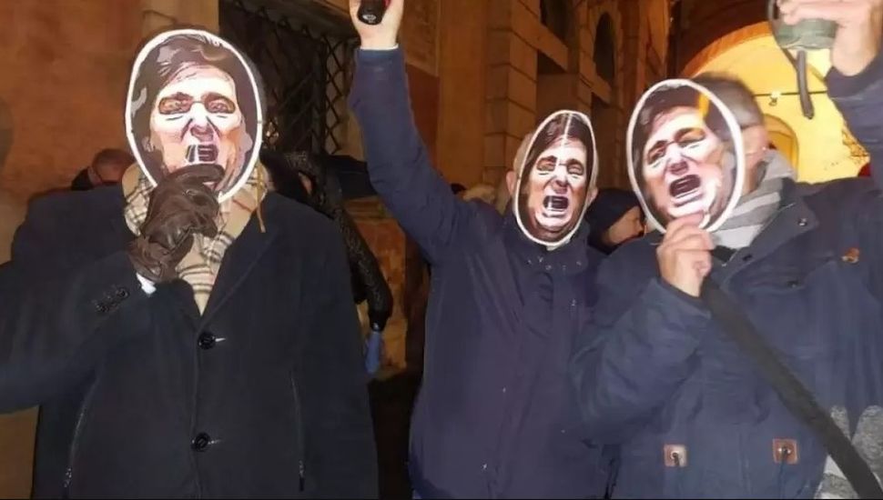 Italia: manifestantes de ultraderecha protestaron con máscaras de Milei