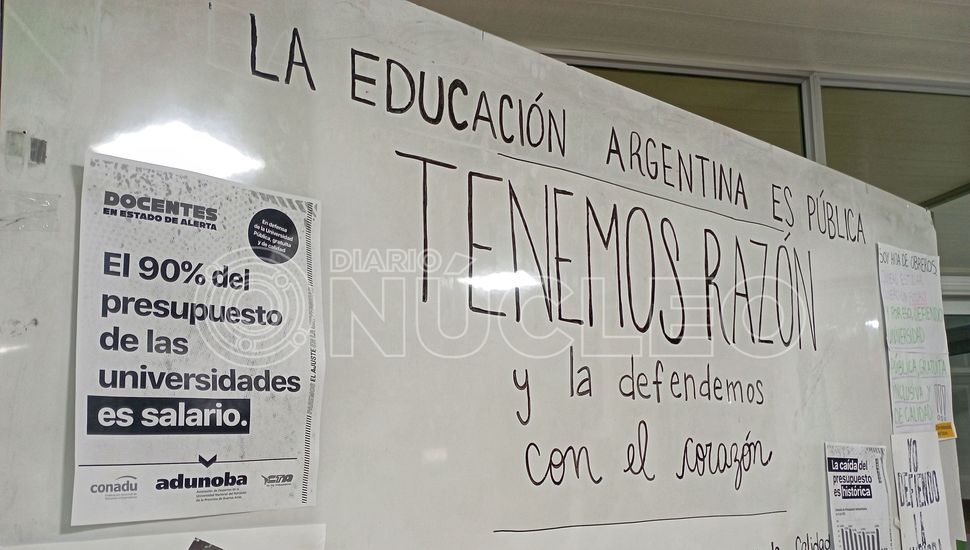 La noche de vigilia en la Unnoba por el conflicto salarial docente desde adentro