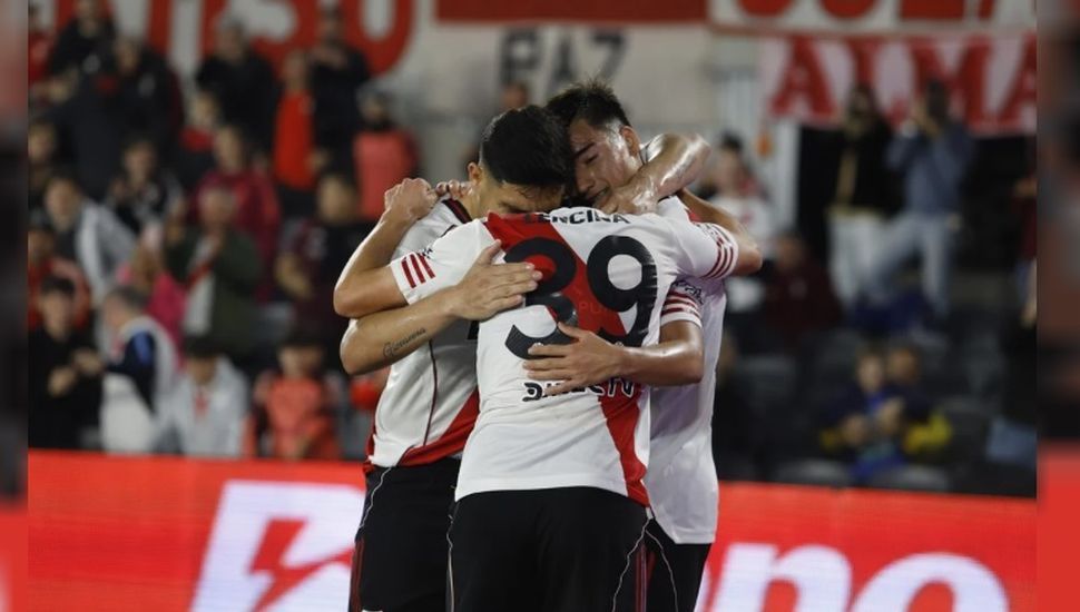 River ganó y es líder de su grupo