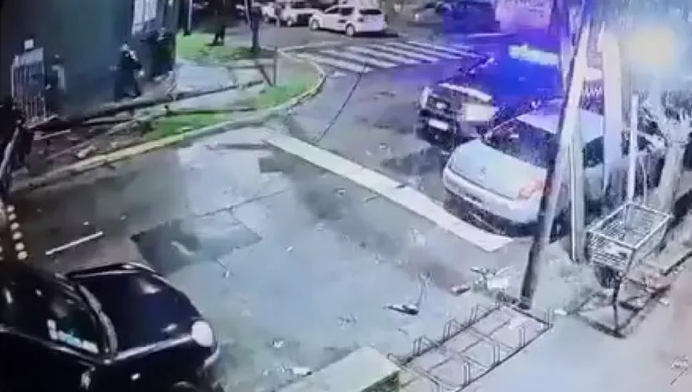 Un patrullero atropelló a un grupo de jóvenes que cocinaba en la vereda