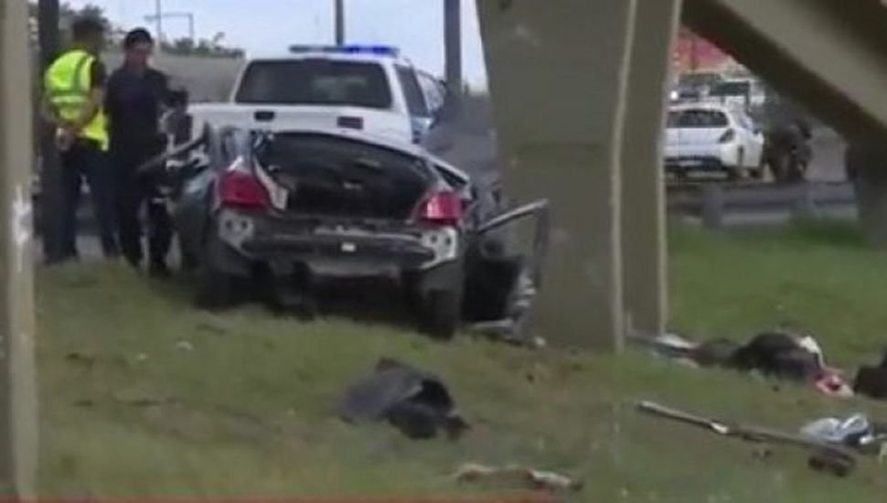 Un auto chocó contra una columna y dos personas murieron