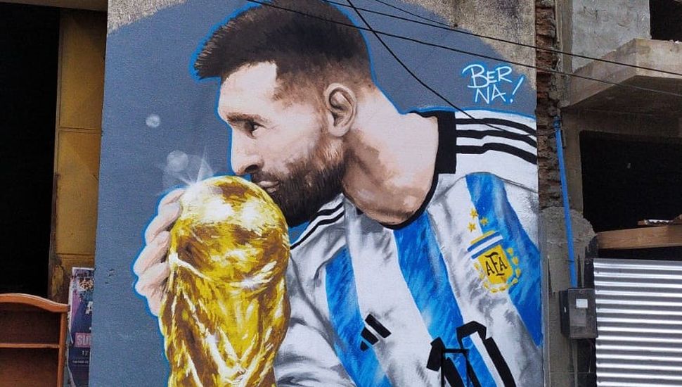 Bernado Calabia, el pergaminense que plasmó a Messi en un mural