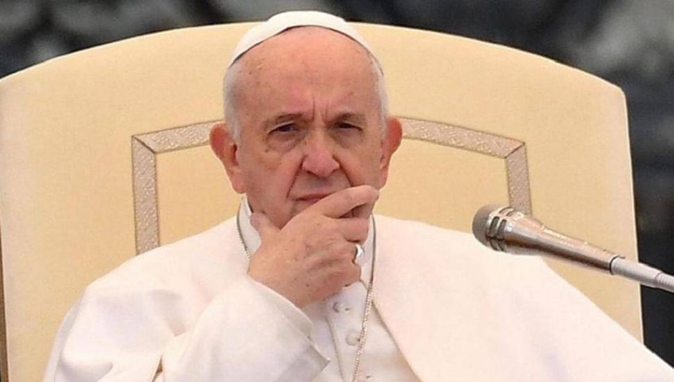 Operaron de urgencia al Papa Francisco de una hernia intestinal