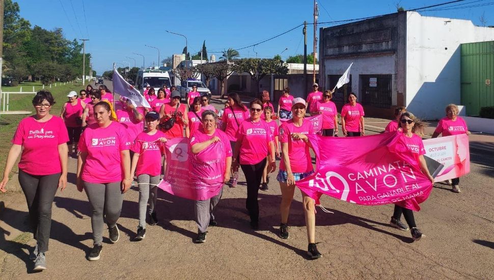 Se realizó una caminata por la concientización del cáncer de mama en Salto