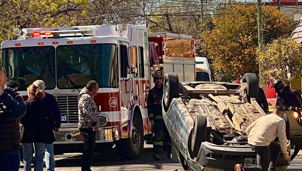 Un vehículo perdió el control y volcó en el barrio Centenario