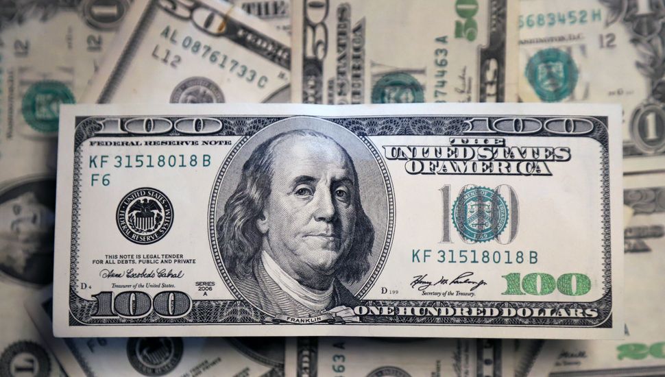 El dólar blue se vende por debajo de los mil pesos