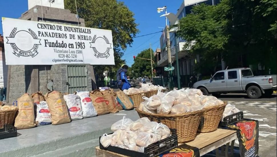 Panaderos regalaron 4000 kilos de pan