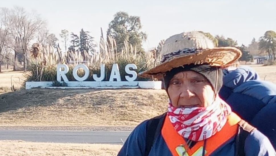 Tiene 71 años, camina desde Tucumán a Luján y pasó por Rojas