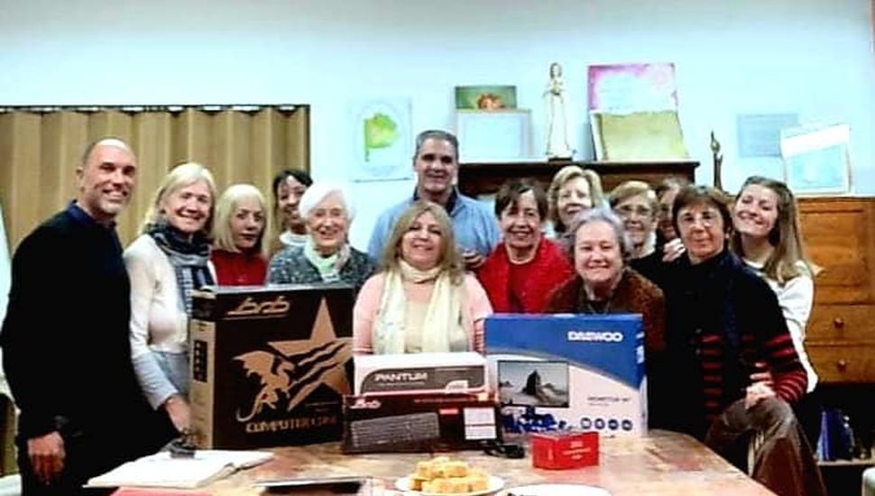 Donación del municipio de Colón para la Asociación de Docentes Jubiladas