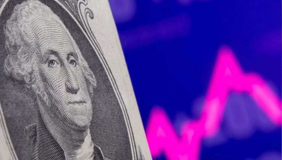 El dólar escaló a $ 1.470 y el riesgo país se disparó a 1.140 puntos