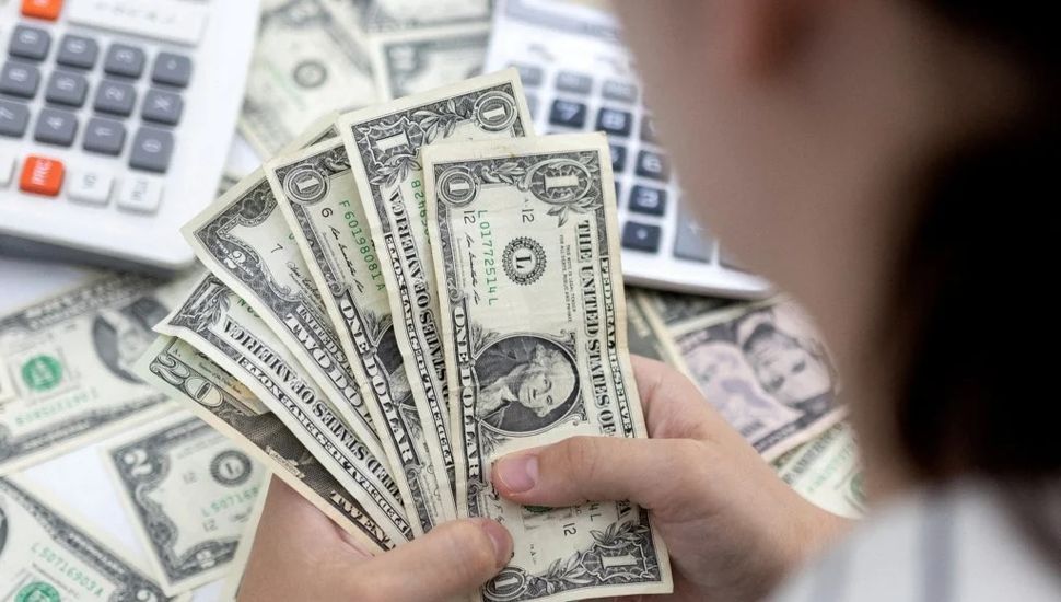 El dólar blue sigue en alza y llegó a $307