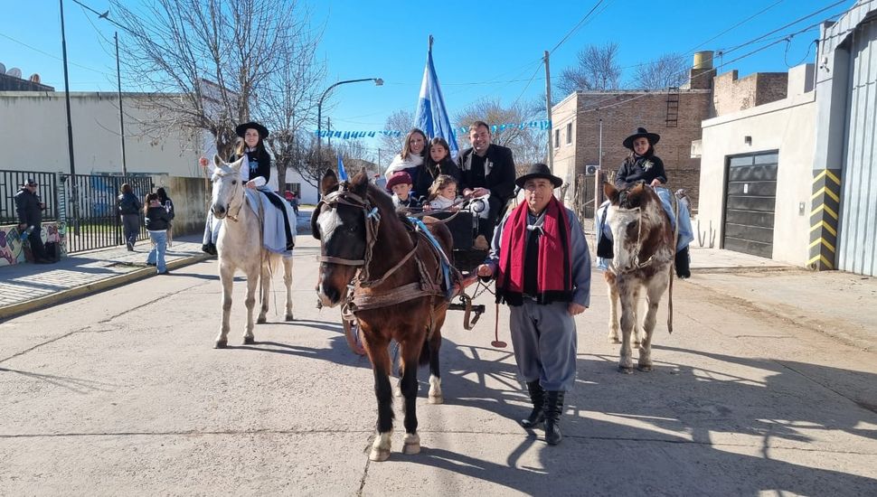 Tradición, música y emoción en Carabelas para conmemorar el 208º aniversario de la Independencia