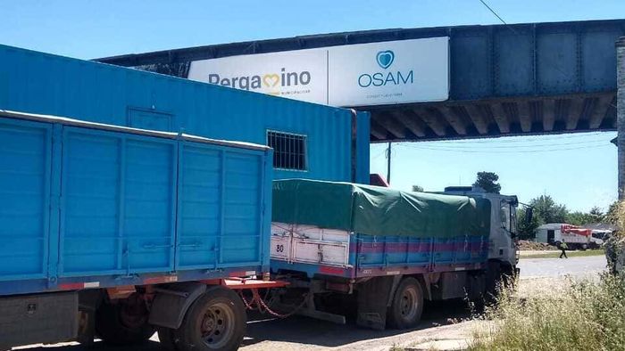 El container que transportaba un camión quedó atascado en el puente "La Virginia"