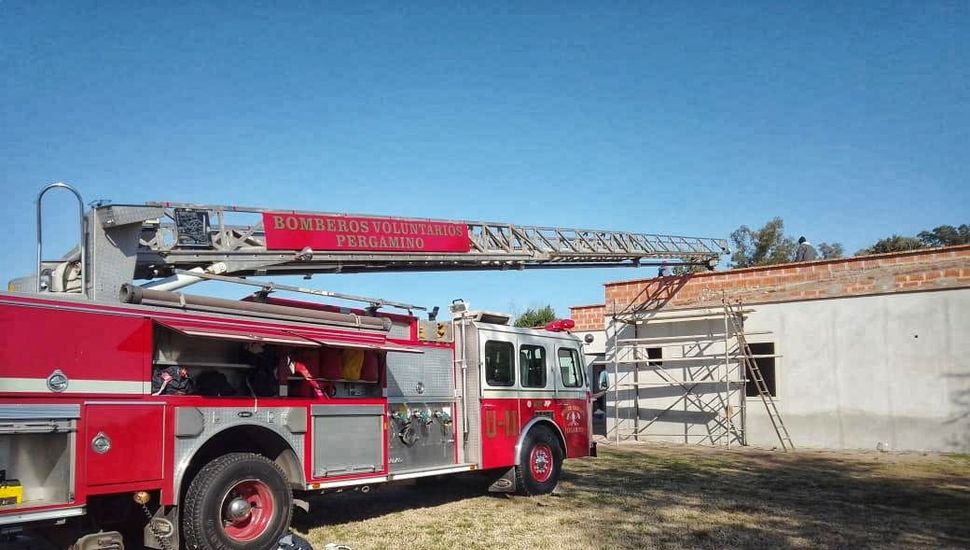 Los bomberos rescataron a un obrero del techo de una construcción en el barrio privado Chacras