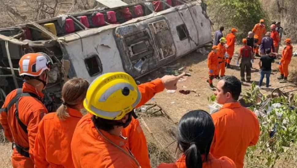 Al menos 16 muertos por el vuelco de un micro de pasajeros en el nordeste de Brasil