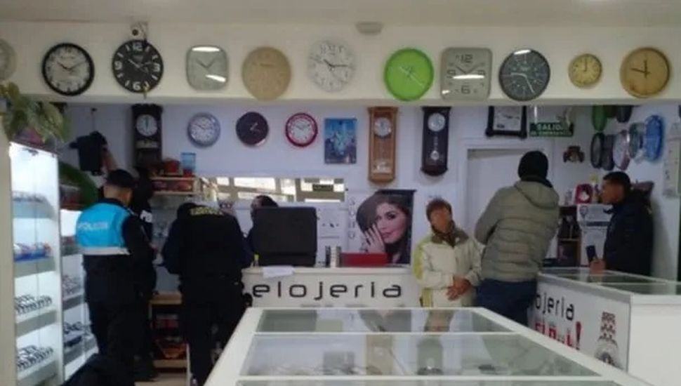 Hicieron un boquete y se llevaron 150 millones de pesos de una joyería