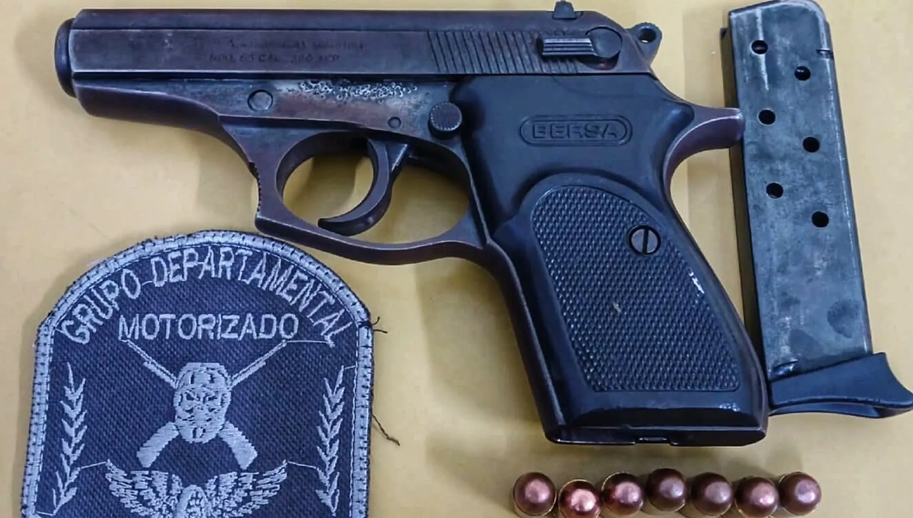 Detienen a un hombre por circular con un arma de fuego