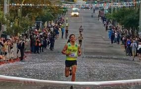 El colonense Enzo Fernández ganó la “Maratón del Vidriero”
