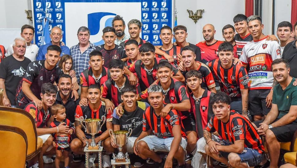 El Municipio de Salto premió a los campeones de la Liga de Fútbol