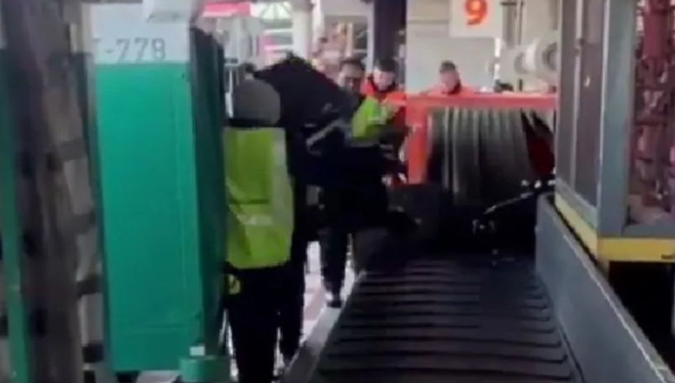 Filmaron a maleteros que revoleaban con brutalidad las valijas en Aeroparque