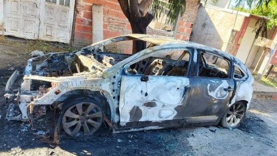 Investigan el incendio de un automóvil que fue destruido por el fuego durante la madrugada