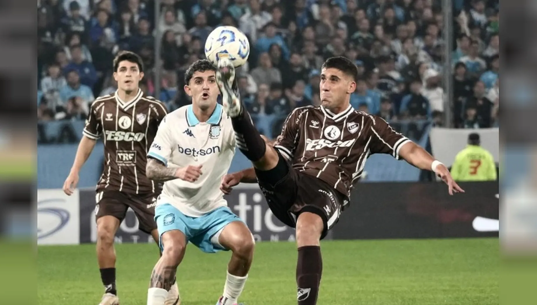 Platense dio el golpe y dejó en el camino a Racing • Diario Núcleo