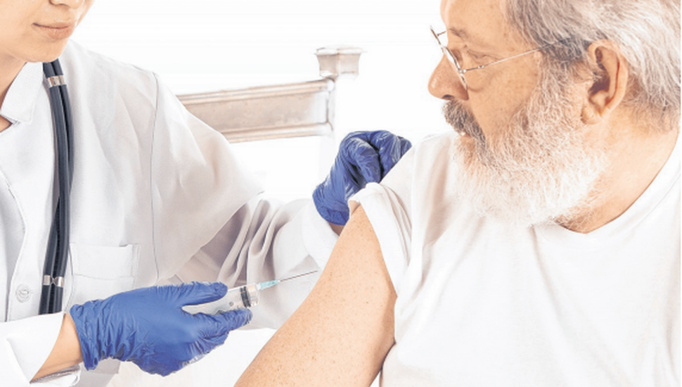 Para mayores de 60: llegó al país una vacuna clave