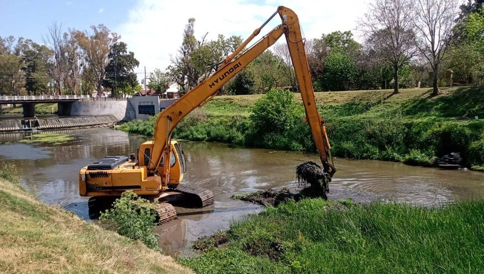 Avanzan las tareas de dragado en el Arroyo Pergamino