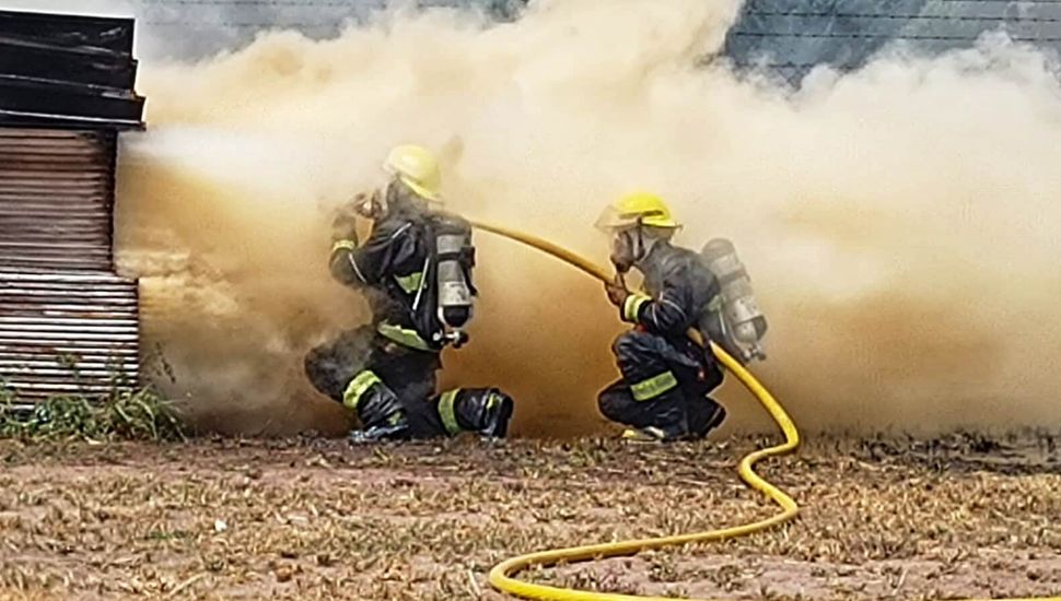 Los bomberos combatieron un importante incendio en la empresa Metasol