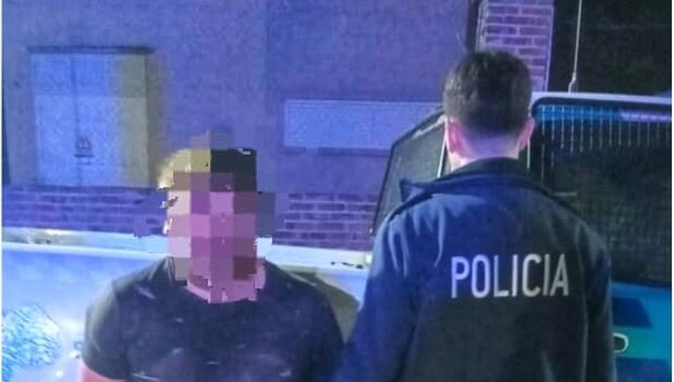 Padre e hijo fueron detenidos por intentar agredir a policías